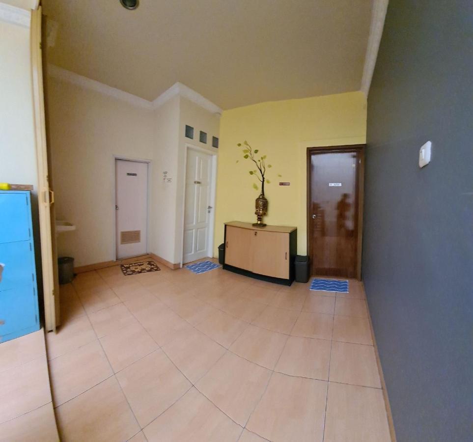 Traveller Home Tangerang Exterior foto